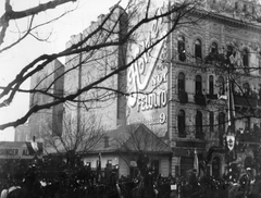 Magyarország, Budapest VIII., Baross tér, II. Rákóczi Ferenc hamvainak hazahozatala. Háttérben a Baross tér 6. és a mellette lévő üres telek., 1906, Fortepan, reklám, zászló, címer, Budapest, Fortepan #22873