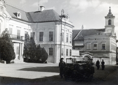 Magyarország, Veszprém, Vár, Szentháromság tér, balra az Érseki Palota, jobbra a Piarista templom., 1935, Flanek-Falvay-Kováts, Fortepan #228737