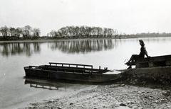 Magyarország, Budapest III., Pünkösdfürdő, Duna-part. Szemben balra a Szentendrei-sziget, jobbra a távolban a túlparton újpesti gyárkémények láthatók., 1943, Flanek-Falvay-Kováts, Budapest, csónak, Fortepan #228808