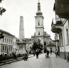 Románia,Erdély, Kolozsvár, Karolina tér (Piata Muzeului), Karolina oszlop a ferences templom előtt., 1943, Flanek-Falvay-Kováts, kerékpár, Fortepan #228813