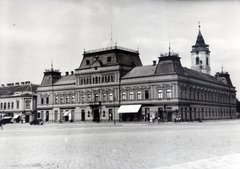 Hungary, Baja, Szentháromság (Szent István) tér, szemben a Grassalkovich-kastély (később Városháza), mögötte a Páduai Szent Antal-templom tornya., 1938, Flanek-Falvay-Kováts, Fortepan #228832