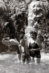 Hungary, Eger, városi strand., 1938, Kern család, three people, bathing suit, splashing, Fortepan #228861