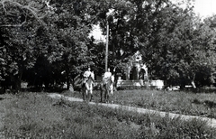 Magyarország, Eger, Felnémet (ekkor önálló, ma a város része), a felvétel a modrai Kovách család villája előtt készült., 1940, Kern család, lovaglás, Fortepan #228862