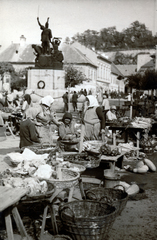 Magyarország, Eger, piac a Dobó István (Kossuth) téren, háttérben Dobó István szobra (Stróbl Alajos, 1907.)., 1930, Kern család, kosár, szobor, piac, árus, kofa, Fortepan #228870