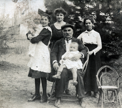 Hungary, Kunhegyes, Arany János utca., 1921, Kern család, family, newborn, kid's chair, Fortepan #228891