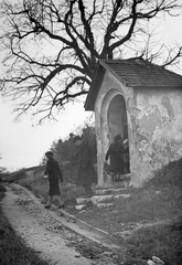 Hungary, Budapest XI., Kálvária, előtérben egy stáció-fülke a Szirtes út közelében, háttérben a fák között a Kálvária kápolna., 1936, Fortepan, Budapest, Fortepan #22891