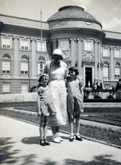 Magyarország, Debrecen, a felvétel a Déri Múzeum előtt készült., 1939, Flanek-Falvay-Kováts, anya, lányok, Fortepan #229010