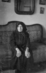 1922, Baráth Endre, portrait, woman, headscarf, old person, sitting with hands on knees, Fortepan #22908