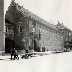 Magyarország, Székesfehérvár, Városház (Károly király) tér, szemben a Városháza, jobbra a kép szélén aTízes huszárok szobra látszik., 1934, Ábrahám Katalin és László, Fortepan #229085