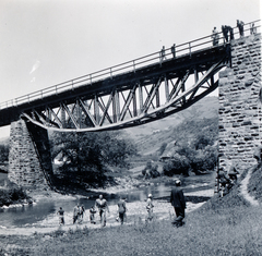 Szlovákia, Tapolyhanusfalva, a felvétel a város határában álló viaduktnál készült., 1939, Ábrahám Katalin és László, viadukt, Fortepan #229101