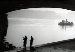 Magyarország, Budapest II., budai alsó rakpart a Margit híd alatt, jobbra a háttérben a Parlament sziluettje látszik a ködben., 1956, Flanek-Falvay-Kováts, horgászat, rakpart, csavargőzös, Budapest, Fortepan #229155