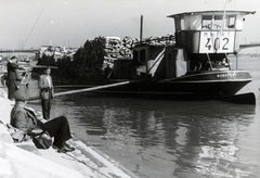 Magyarország, Budapest II., budai alsó rakpart a Bem József téri hajóállomásnál, háttérben a Margit híd., 1956, Flanek-Falvay-Kováts, pihenés, rakpart, Budapest hajó, Budapest, Fortepan #229156