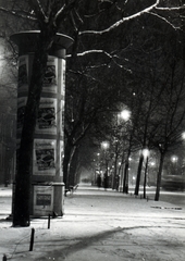 Magyarország, Budapest VI., az Andrássy (Sztálin) út Oktogon (November 7. tér) - Kodály körönd (Körönd) közötti szakasza., 1956, Flanek-Falvay-Kováts, Budapest, hó, éjszaka, Fortepan #229167