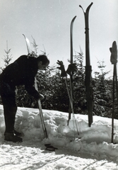 Magyarország, Kékestető, a felvétel a Dózsa Síház közelében készült., 1956, Flanek-Falvay-Kováts, kesztyű, síléc, Fortepan #229170