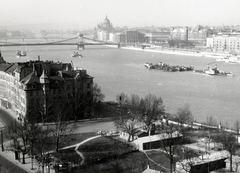 Magyarország, Budapest I., kilátás a Gellért-hegyről a Döbrentei tér és a Széchenyi Lánchíd felé., 1955, Flanek-Falvay-Kováts, látkép, hajó, felvonulási épület, folyó, híd, Budapest, Fortepan #229177