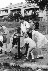 Magyarország, Budapest XII., a felvétel a Törökbálinti úton készült, háttérben a Bazin utca sorházai., 1952, Flanek-Falvay-Kováts, Budapest, gyerekek, apa, turista, nyomóskút, Fortepan #229186