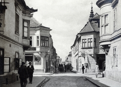 Magyarország, Győr, Teleki László utca, keresztben a Liszt Ferenc (Megyeház) utca. Háttérben a révfalusi víztorony látszik., 1934, Flanek-Falvay-Kováts, Fortepan #229213