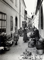 Magyarország, Győr, Kenyér köz a Széchenyi tér irányából az Apáca utca felé nézve. Virágpiac., 1934, Flanek-Falvay-Kováts, piac, árus, Fortepan #229215