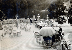 Hungary, Miskolc, rálátás a Palotaszálló teraszára és a Hámori-tóra., 1932, Papp Éva, sunshades, Fortepan #229278