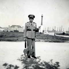 Magyarország, Budapest XI., a háttérben balra az Elevátor ház, jobbra a Petőfi (Horthy Miklós) híd budai hídfője és a haditengerészeti emlékmű., 1937, Papp Éva, Budapest, Fortepan #229302