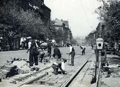 Magyarország, Budapest VI., Teréz körút, útjavítás a Szófia utca és az Oktogon között, távolban a Nyugati tér melleti épület látható., 1935, Hirsch Hugó, Budapest, Fortepan #229341