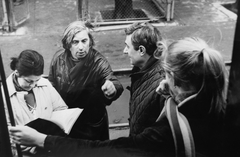 Magyarország, Algyő, a Harmadik nekifutás című film forgatása. Középen Bacsó Péter rendező és Avar István színművész., 1973, Berta József, filmforgatás, híres ember, vasút, életkép, Fortepan #22935