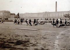 Magyarország, Budapest XI., Kőrösy József (Mező) utca, BEAC sportpálya, háttérben a Lágymányosi dohánygyár épülete., 1926, Hirsch Hugó, Lágymányos, dohánygyár, mutatvány, torna, Budapest, Fortepan #229353