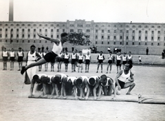 Magyarország, Budapest XI., Kőrösy József (Mező) utca, BEAC sportpálya, háttérben a Lágymányosi dohánygyár épülete., 1928, Hirsch Hugó, sportpálya, Lágymányos, dohánygyár, mutatvány, Budapest, Fortepan #229358