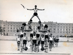 Magyarország, Budapest XI., Kőrösy József (Mező) utca, BEAC sportpálya, háttérben a Lágymányosi dohánygyár épülete., 1928, Hirsch Hugó, sportpálya, Lágymányos, dohánygyár, mutatvány, emberi piramis, Budapest, Fortepan #229359