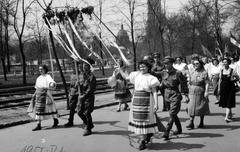 Magyarország, Városliget, Budapest XIV., Hermina (Május 1.) út, május 1-i felvonulás résztvevői. A park fái között a Széchenyi fürdő kupolája látható., 1955, Virág Judit, népviselet, felvonulás, Budapest, Fortepan #229401