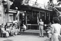 1949, Virág Judit, winners' podium, gentleman, companionship, flag, suit, microphone stand, clapping, festive, speech, Fortepan #229405