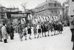 Hungary, Budapest VI.,Budapest XIV., Hősök tere, háttérben a Dózsa György útnál a Lendvay utca torkolatánál álló házak láthatók., 1945, Virág Judit, kids, politics, march, banner, Budapest, Fortepan #229410