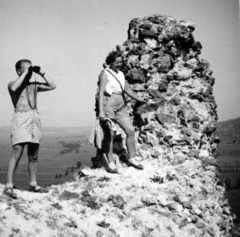 Magyarország,Balaton, Szigliget, a várrom., 1954, Ábrahám Katalin és László, messzelátó, szikla, várrom, turista, Fortepan #229428