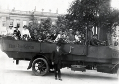 Germany, Potsdam, Friedrich -Ebert-Strase, háttérben a Steubenplatz és a Városi Kastély (Stadtschloss), ma a brandenburgi tartományi parlament épülete., 1930, Schermann Ákos, Best of, sightseeing, bus, Fortepan #229435