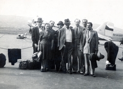 Hungary, Budaörs Airport, Budapest XI., 1947, Zimre Zsuzsa, gentleman, lady, tableau, walking cane, violin, packet, Budapest, Fortepan #229513