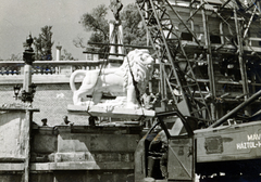 Magyarország, Budapest I., Ybl Miklós tér, a Várkert Bazár bejáratának egyik újrafaragott oroszlánszobrát a helyére emelik., 1961, Zimre Zsuzsa, Budapest, daru, oroszlán, Fortepan #229532