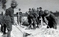 Ukrajna, Koroszteny, katonai temető, a felvétel egy elesett magyar katona temetésekor készült., 1943, Fucskár József Attiláné, temetés, katona, Fortepan #229542