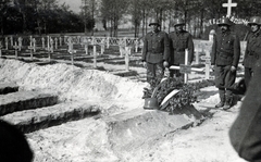 Ukrajna, Koroszteny, katonai temető, a felvétel egy elesett magyar katona temetésekor készült., 1943, Fucskár József Attiláné, katona, temetés, Fortepan #229545