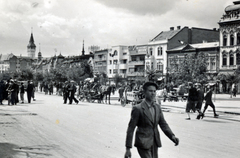 Románia,Erdély, Marosvásárhely, Rózsák tere (Piata Trandafirilor, ekkor Széchenyi tér), balra a háztetők felett a Városháza tornya látható., 1940, Fucskár József Attiláné, szekér, járókelő, Fortepan #229564