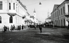 Románia,Erdély, Beszterce, Kórház utca (strada Gheorghe Sincai, ekkor Mussolini utca), balra a katolikus templom, jobbra távolabb az evangélikus templom tornya látható., 1940, Fucskár József Attiláné, Fortepan #229570