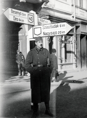 Románia,Erdély, Beszterce, Kórház utca (strada Gheorghe Sincai, ekkor Mussolini utca), a felvétel a Fő tér (piata Centrala, ekkor Horthy Miklós tér) közelében készült., 1940, Fucskár József Attiláné, útjelző tábla, Fortepan #229575