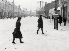 Ukrajna, Hmelnickij, (Proszkuriv), Proszkurivszka (Alekszandrovszkaja) vulicja., 1942, Fucskár József Attiláné, járókelő, tél, Fortepan #229618