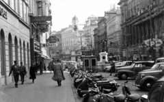 Ausztria, Bécs, a Graben a Kohlmarkt felöl a Stock-im-Eisen-Platz felé nézve. Előtérben a Josefsbrunnen, távolabb a Pestisoszlop., 1954, Stuber Andrea, motorkerékpár, utcakép, cégtábla, szobor, parkoló, Fortepan #229640