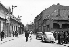 Szlovákia, Komárom, Megye utca (Zupná ulica) a Tromler Szállodától a Klapka György tér (námestie generála Klapku) felé nézve., 1954, Stuber Andrea, csoportosulás, utcakép, járókelő, vörös csillag, Fortepan #229660