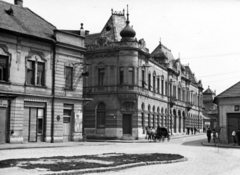 Szlovákia, Komárom, Lehár utca, balra a Csapó utca (Valchovnícka ulica) torkolata, jobbra a ház helyén ma a Lúdpiac tér (Tržničné Námestie) van., 1954, Stuber Andrea, utcakép, hangosbeszélô, járdasziget, lovaskocsi, sarokház, Fortepan #229662