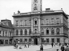 Szlovákia, Komárom, Klapka György tér (námestie generála Klapku), szemben a Városháza épülete., 1954, Stuber Andrea, vörös csillag, babakocsi, tér, középület, Fortepan #229672