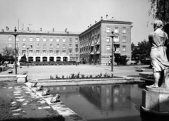 Hungary, Dunaújváros, Dózsa György (Ságvári) tér, a Korsós lány szobra Wagner Nándor alkotása (1955)., 1975, Ladinek Viktor, Fortepan #229698