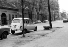 Magyarország, Budapest VIII., Baross utca a Kálvária (Kulich Gyula) tér felé nézve. A kép bal szélén a 106. számú ház, ettől két háznyira a Szigetvári utca torkolata., 1973, Fortepan/Album081, Renault 4, Moszkvics 408, Opel Rekord B, Budapest, Fortepan #229733