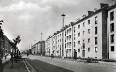 Magyarország, Kazincbarcika, Egressy Béni (Lenin) út, jobbra a páratlan oldal házsora a Pollack Mihály utca torkolatától nézve., 1955, Fortepan/Album082, utcakép, utcai lámpa, szocializmus, lakótelep, Fortepan #229742