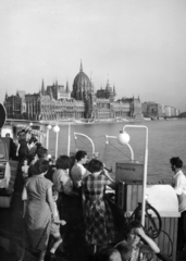 Hungary, Budapest V., a felvétel egy dunai sétahajó fedélzetén készült, háttérben a Parlament., 1955, Fortepan/Album083, Kossuth-bridge, Budapest ship, parliament, Budapest, Fortepan #229758